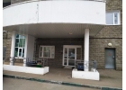 Это двух комнатная квартира с изолированными комнатами , переделанная из однушки